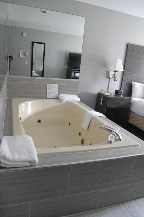 Adams Inn And Suites 외부 사진