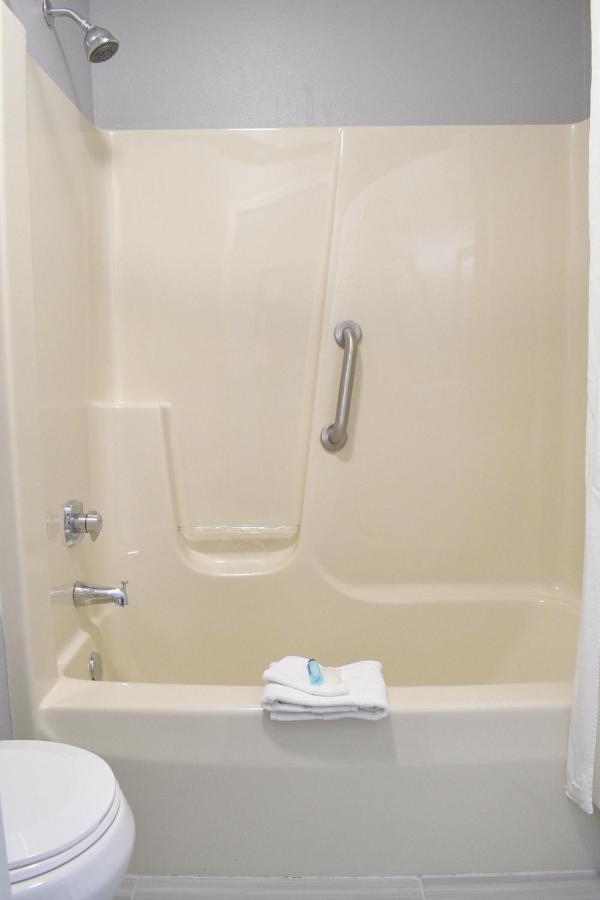 Adams Inn And Suites 외부 사진