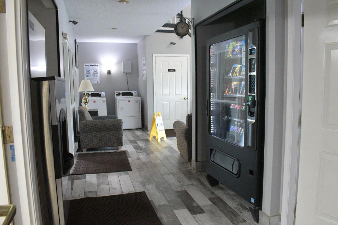 Adams Inn And Suites 외부 사진