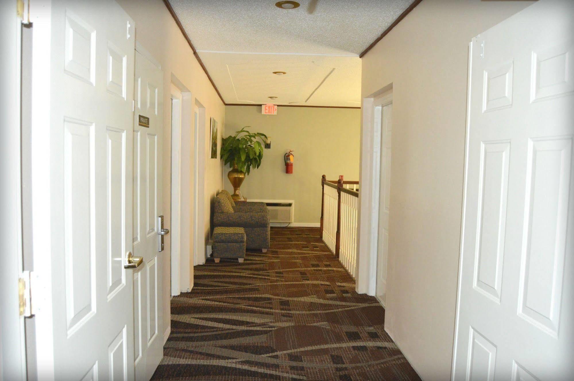 Adams Inn And Suites 외부 사진